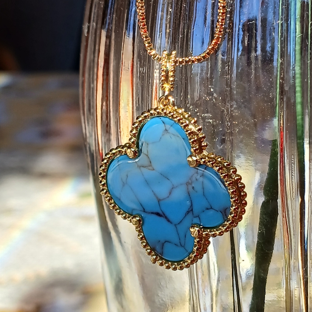 Beautiful 18 K Gold Filled Quadrafoil Imitation Tourquoise Pendant Necklace - Picture 8 of 13